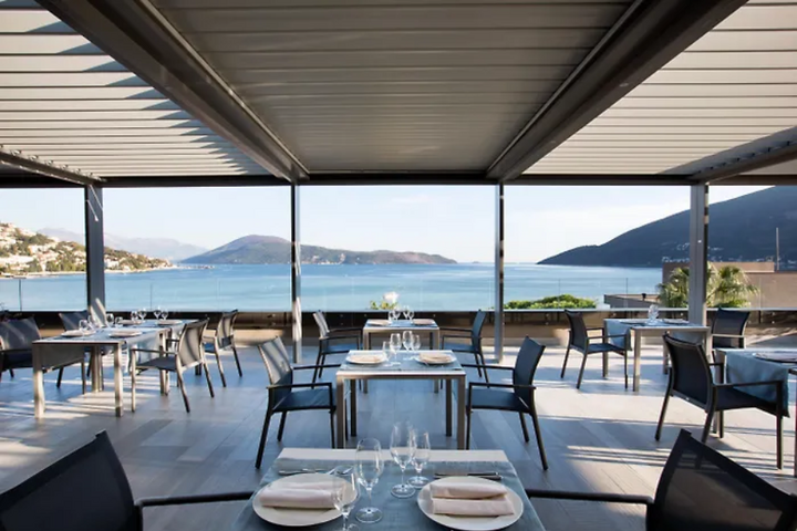 Buitenhof Reizen - Montenegro - begeleide vakanties voor mensen met een beperking - Palmon Bay Hotel restaurant