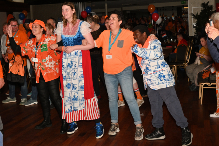 Buitenhof Reizen - Buitenhof Clubfeest - begeleide vakanties voor mensen met een beperking - Clubfeest 2024 swingen