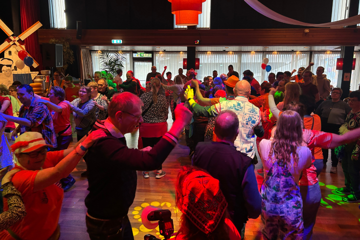 Buitenhof Reizen - Buitenhof Clubfeest - begeleide vakanties voor mensen met een beperking - Clubfeest 2024 polonaise