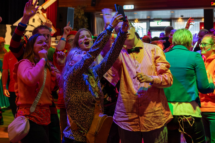 Buitenhof Reizen - Buitenhof Clubfeest - begeleide vakanties voor mensen met een beperking - Clubfeest 2024 selfie