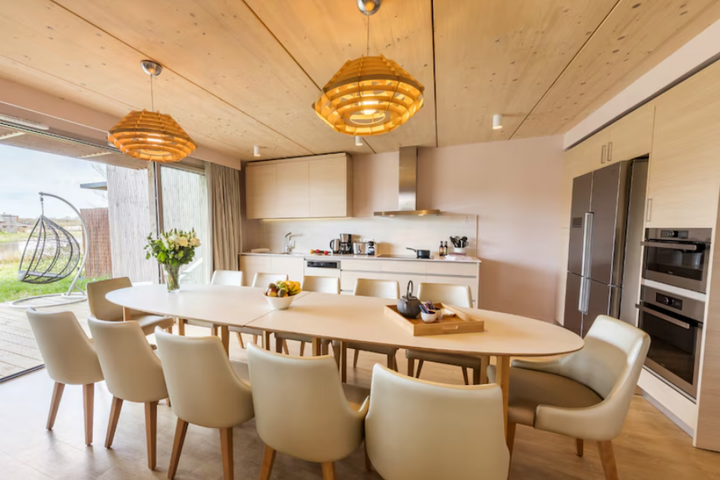 Buitenhof Reizen - Disneyland - begeleide vakanties voor mensen met een beperking - Center Parcs Village Nature Paris woonkamer