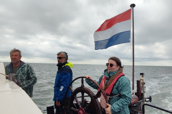 Buitenhof Reizen - Zeilen over de Waddenzee - begeleide vakanties voor mensen met een beperking - Reiziger aan het roer