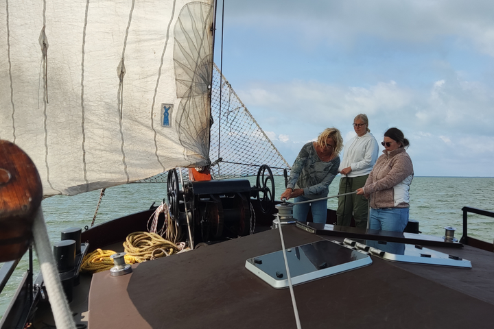 Buitenhof Reizen - Zeilen over de Waddenzee - begeleide vakanties voor mensen met een beperking - helpen op het schip (2)