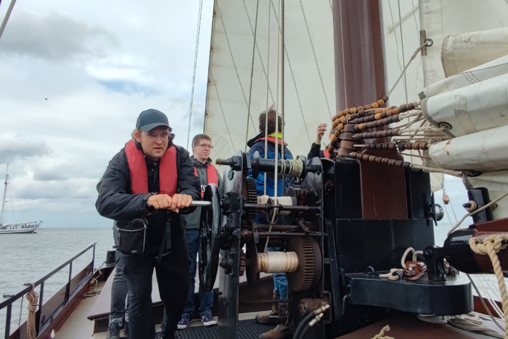 Buitenhof Reizen - Zeilen over de Waddenzee - begeleide vakanties voor mensen met een beperking - helpen op het schip