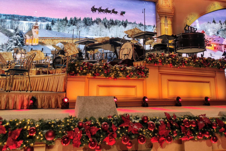 Buitenhof Reizen - Buitenhof Andre Rieu - begeleide vakanties voor mensen met een beperking - Podium in kerstsfeer
