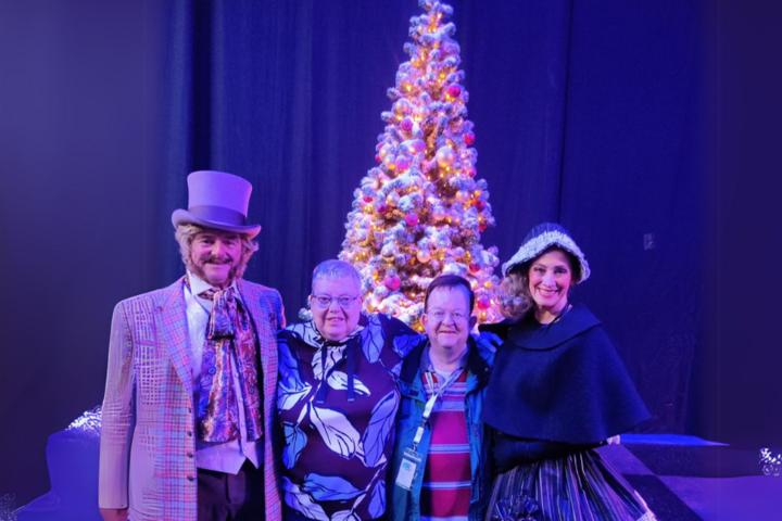 Buitenhof Reizen - Buitenhof Andre Rieu - begeleide vakanties voor mensen met een beperking - Foto bij de Kerstboom