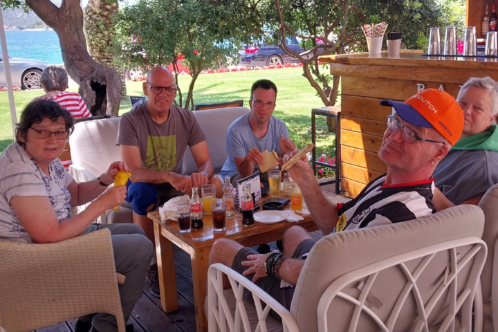 Buitenhof Reizen - Porec - begeleide groepsreizen met een verstandelijke beperking - reizigers lunchen