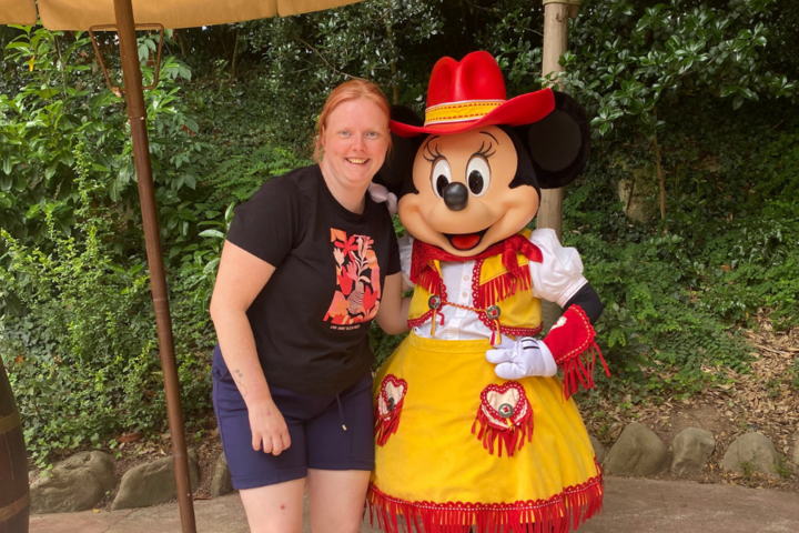 Buitenhof Reizen - Disneyland - begeleide groepsreizen met een verstandelijke beperking - Vrouwelijke reiziger met Minnie Mouse