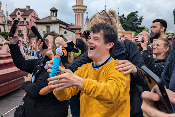 Buitenhof Reizen - Disneyland - begeleide groepsreizen met een verstandelijke beperking - Blije reiziger bij parade