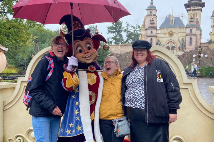 Buitenhof Reizen - Efteling Bosrijk JO - begeleide groepsreizen met een verstandelijke beperking - 3 reizigers met pardoes