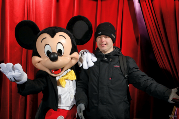 Buitenhof Reizen - Disneyland winter JO - begeleide groepsreizen met een verstandelijke beperking - reiziger met Mickey Mouse