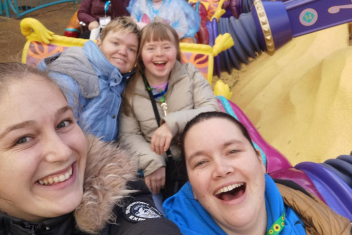 Buitenhof Reizen - Disneyland winter JO - begeleide groepsreizen met een verstandelijke beperking - reizigers in attractie