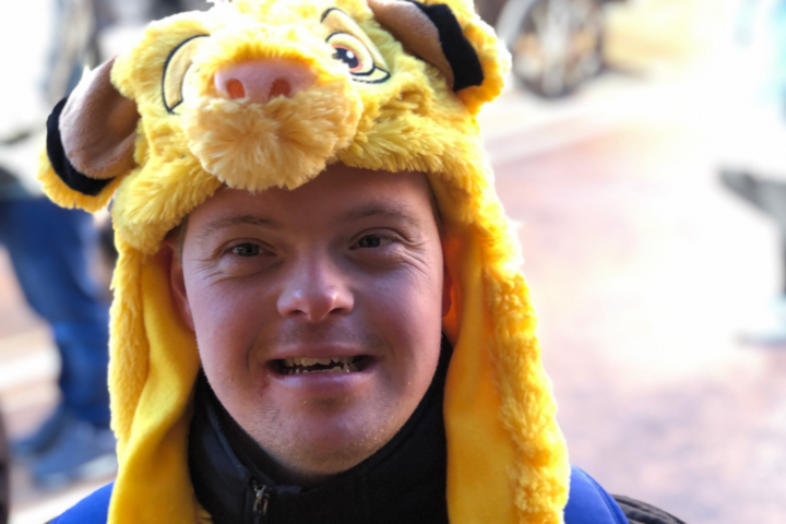 Buitenhof Reizen - Disneyland winter JO - begeleide groepsreizen met een verstandelijke beperking - reiziger met Simba muts