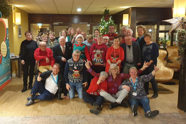 Buitenhof Reizen - Oud & Nieuw Valkenburg - begeleide groepsreizen met een verstandelijke beperking - Groepsfoto binnen