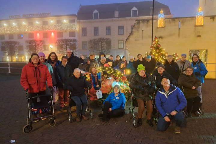 Buitenhof Reizen - Oud & Nieuw Valkenburg - begeleide groepsreizen met een verstandelijke beperking - Groepsfoto buiten