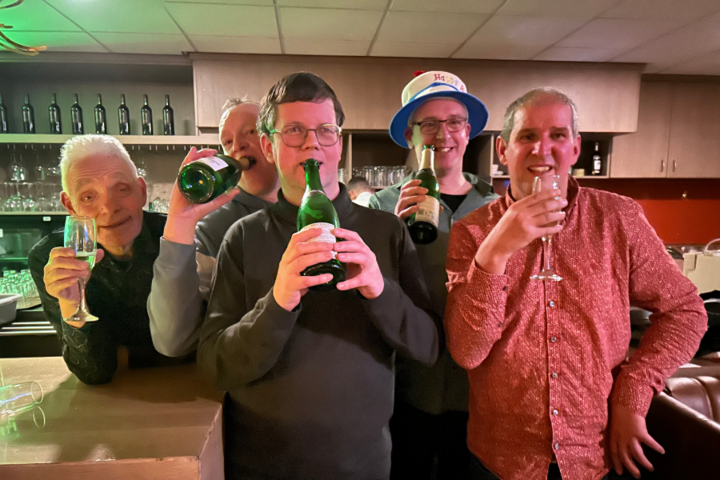 Buitenhof Reizen - Oud & Nieuw Valkenburg - begeleide groepsreizen met een verstandelijke beperking - reizigers met drankje