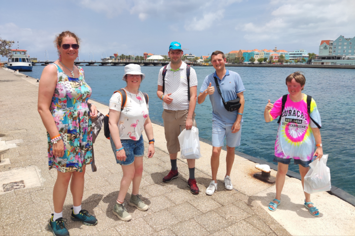 Buitenhof Reizen - Curaçao - begeleide groepsreizen met een verstandelijke beperking - reizigers bij pier