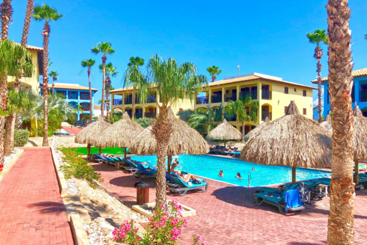 Buitenhof Reizen - Curaçao - begeleide groepsreizen met een verstandelijke beperking - Kunuku aqua resort zwembad