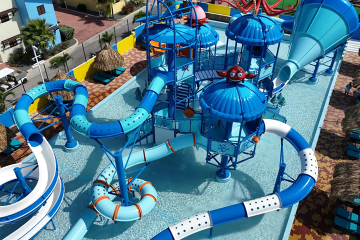 Buitenhof Reizen - Curaçao - begeleide groepsreizen met een verstandelijke beperking - Kunuku aqua resort glijbanen