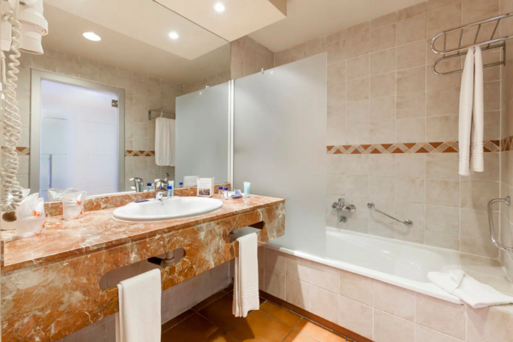 Buitenhof Reizen - Kerst op Tenerife - begeleide groepsreizen met een verstandelijke beperking - Best Jacaranda badkamer