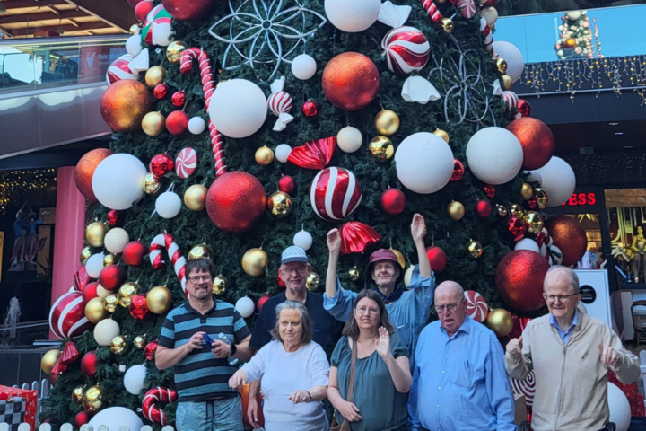 Buitenhof Reizen - Kerst op Tenerife - begeleide groepsreizen met een verstandelijke beperking - reizigers voor kerstboom