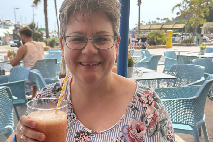 Buitenhof Reizen - Gran Canaria - begeleide groepsreizen met een verstandelijke beperking - reiziger met drankje