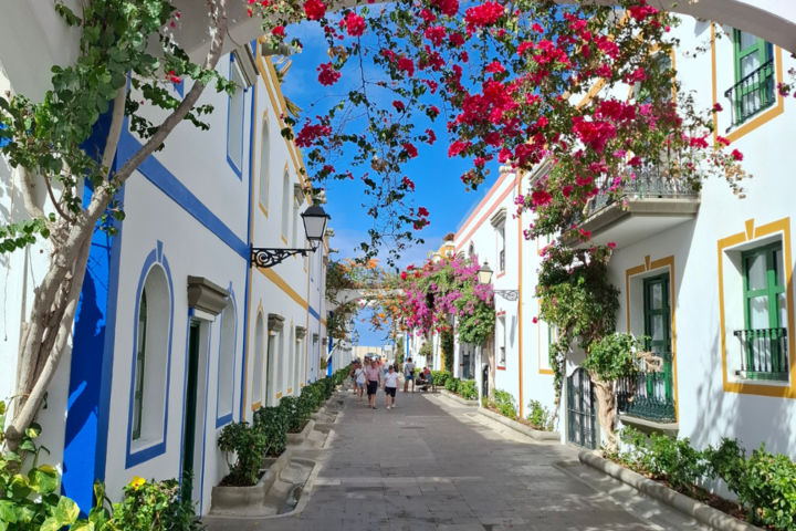 Buitenhof Reizen - Gran Canaria - begeleide groepsreizen met een verstandelijke beperking - kleurrijk straatje