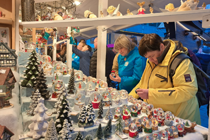Buitenhof Reizen - Kerst in de Eifel - begeleide groepsreizen met een verstandelijke beperking - kerstmarkt kijken naar sneeuwbollen