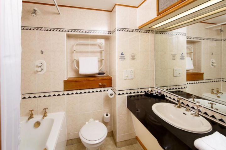 Buitenhof Reizen - Kerst York en Leeds - begeleide groepsreizen met een verstandelijke beperking - Mercure York Fairfield Manor Hotel Badkamer