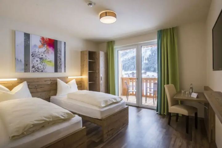 Buitenhof Reizen - Begeleide groepsreizen voor mensen met een verstandelijke beperking - Wintersport Dachstein - Cooee alpin Dachtstein hotel slaapkamer