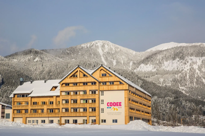 Buitenhof Reizen - Begeleide groepsreizen voor mensen met een verstandelijke beperking - Wintersport Dachstein - Cooee alpin Dachtstein hotel buitenkant