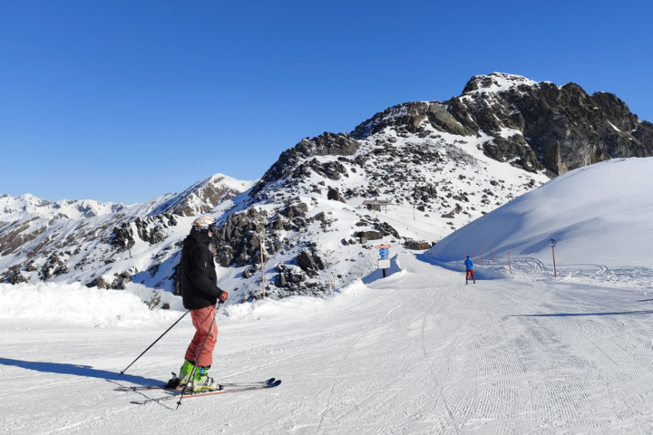 Buitenhof Reizen - Begeleide groepsreizen voor mensen met een verstandelijke beperking - Wintersport Dachstein - skiër op piste 2