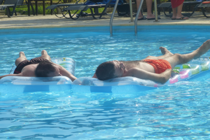Zakynthos - Mannen chillen in het zwembad - Buitenhof Reizen begeleide vakanties voor mensen met een verstandelijke beperking