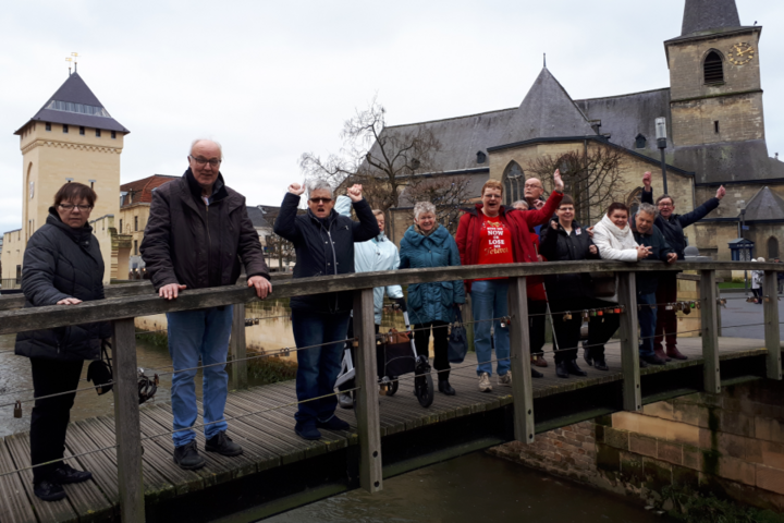 Valkenburg - Groepsfoto op brug - Buitenhof Reizen begeleide vakanties voor mensen met een verstandelijke beperking