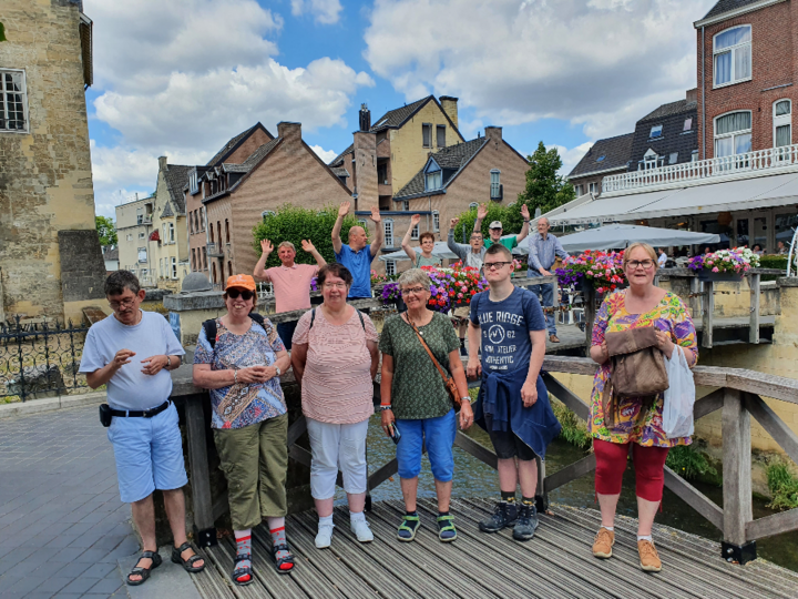 Valkenburg Landal de Cauberg - juichende mensen - Buitenhof Reizen begeleide vakanties voor mensen met een verstandelijke beperking