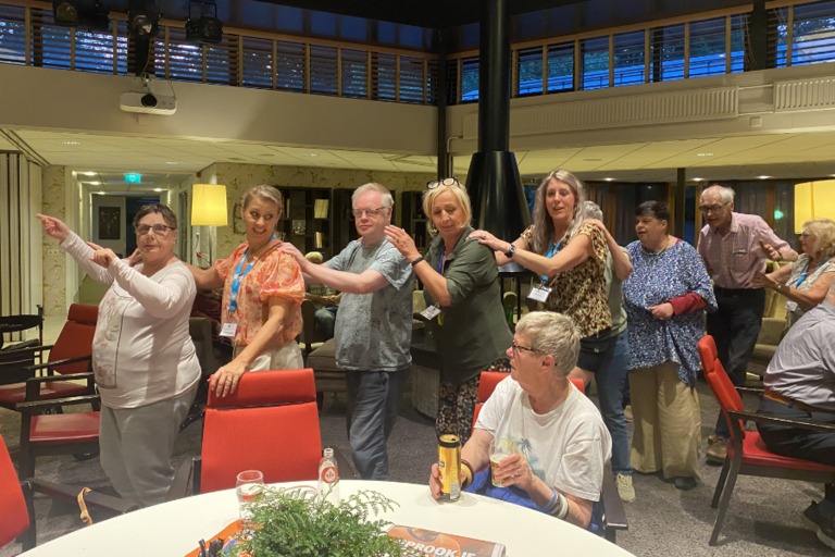 Buitenhof Reizen - Lunteren - begeleide vakanties voor mensen met een beperking - Reizigers in de polonaise