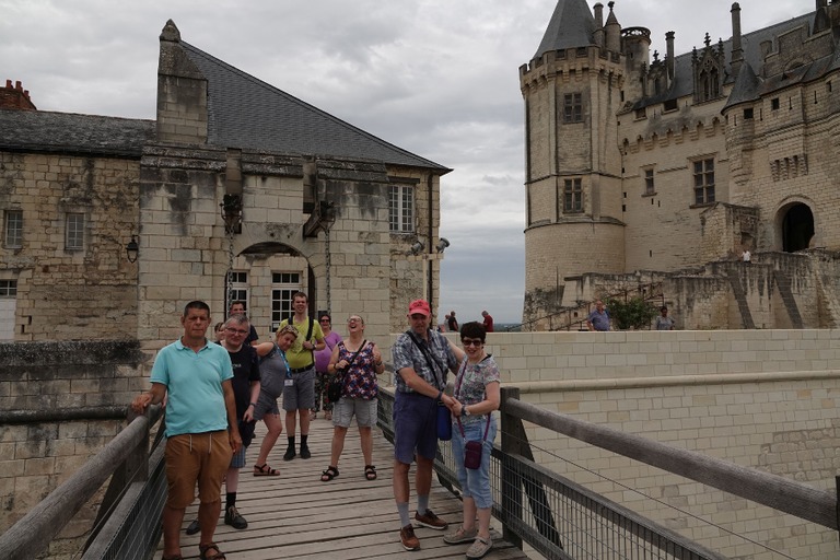 Buitenhof Reizen - La Vienne - begeleide vakanties voor mensen met een beperking - Reizigers bij kasteel