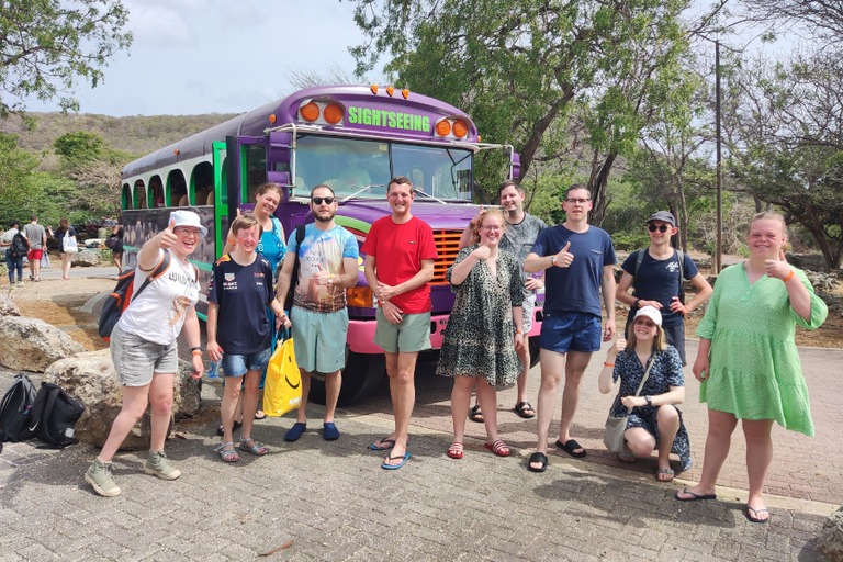 Buitenhof Reizen - Curacao - begeleide vakanties voor mensen met een beperking - Groepsfoto voor sightseeing bus