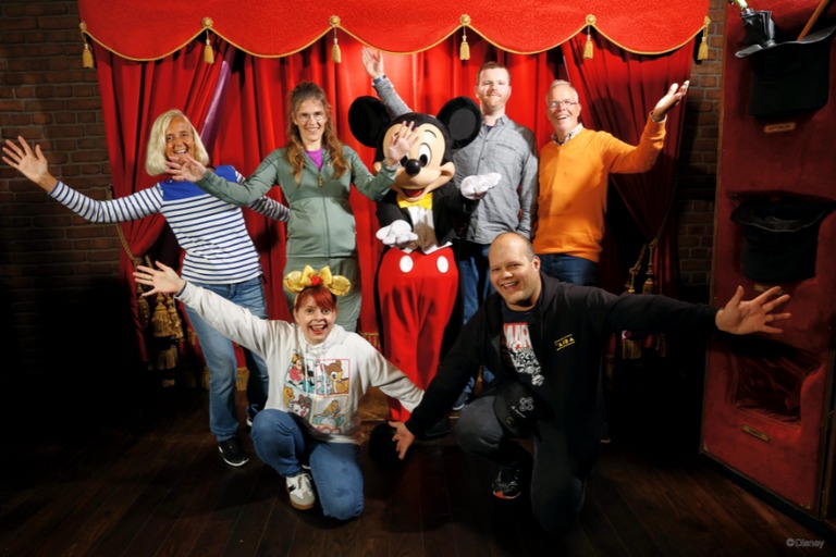 Auti Travel - Disneyland - begeleide vakanties voor mensen met autisme - Groepsfoto met Mickey Mouse