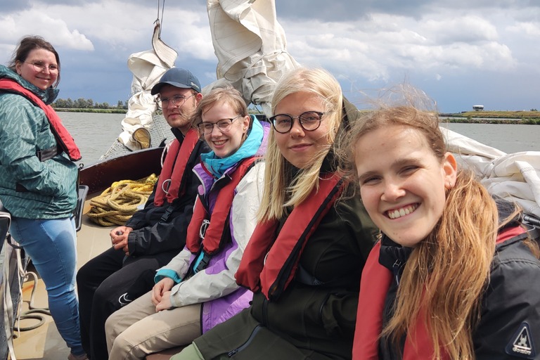 Auti Travel - Zeiltocht over de Waddenzee - begeleide vakanties voor mensen met autisme - Reizigers op het dek