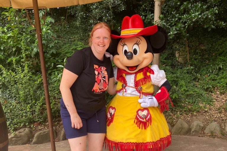 Buitenhof Reizen - Disneyland - begeleide groepsreizen met een verstandelijke beperking - Vrouwelijke reiziger met Minnie Mouse