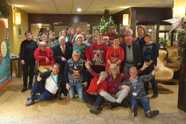 Buitenhof Reizen - Oud & Nieuw Valkenburg - begeleide groepsreizen met een verstandelijke beperking - Groepsfoto binnen