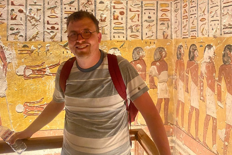 Buitenhof Reizen voor mensen met een verstandelijke beperking - Avontuurlijk - Magisch Egypte vanaf de Nijl - man voor egyptische muurschilderingen