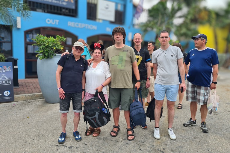 Buitenhof Reizen voor mensen met een verstandelijke beperking - Avontuurlijk - Kleurrijk Curacao - groep voor hotelreceptie