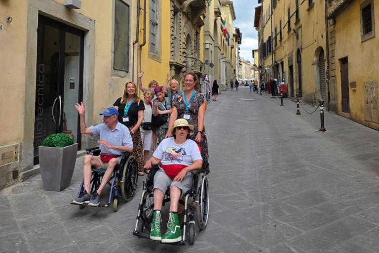 Buitenhof Reizen voor mensen met een verstandelijke beperking - Zorg - Italiaanse lekkernijen in Toscane - groepsfoto wandelend in een dorp