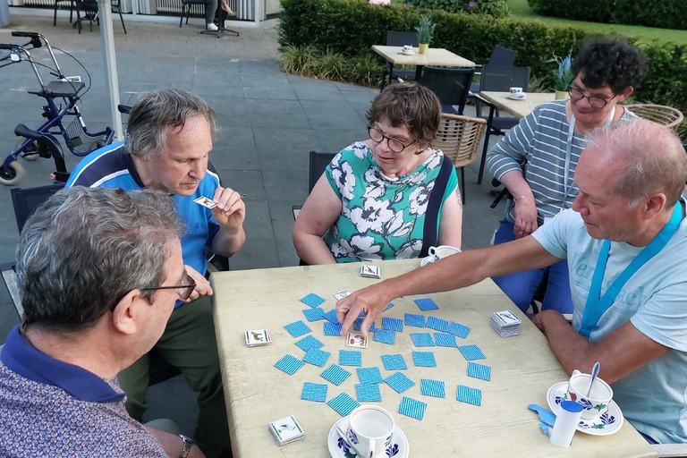 Buitenhof Reizen voor mensen met een verstandelijke beperking - Rustig Aan - Zot gezellig in Oisterwijk - reizigers die een spelletje spelen