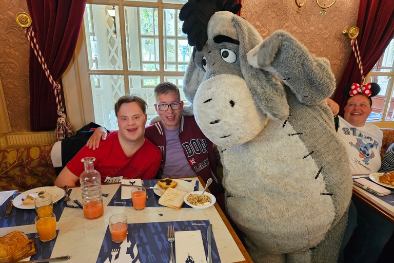 Buitenhof Reizen voor mensen met een verstandelijke beperking - Rustig Aan - Magisch Disneyland - Reizigers tijdens de lunch me Eyeoor