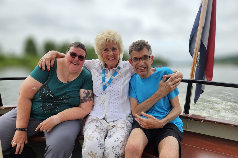 Buitenhof Reizen voor mensen met een verstandelijke beperking - Rustig Aan - Valkenburg - reizigers met vrijwilliger op een boot