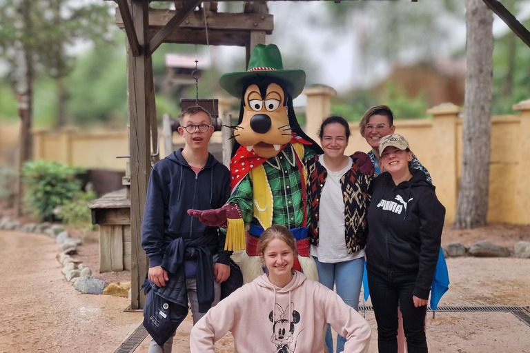 Buitenhof Reizen voor mensen met een verstandelijke beperking - Jongeren - Magische Disneyland - reizigersmet Goofy op de foto