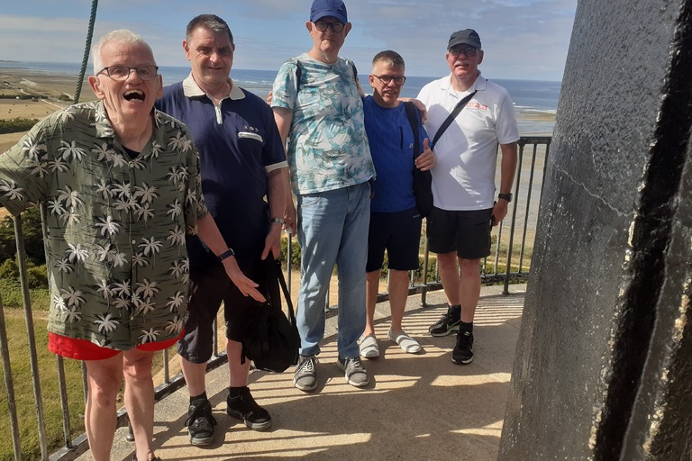 99.1 Buitenhof Reizen - Rustig Aan - Oleron - begeleide groepsreizen voor mensen met een verstandelijke beperking - reiziger in het zand (2)